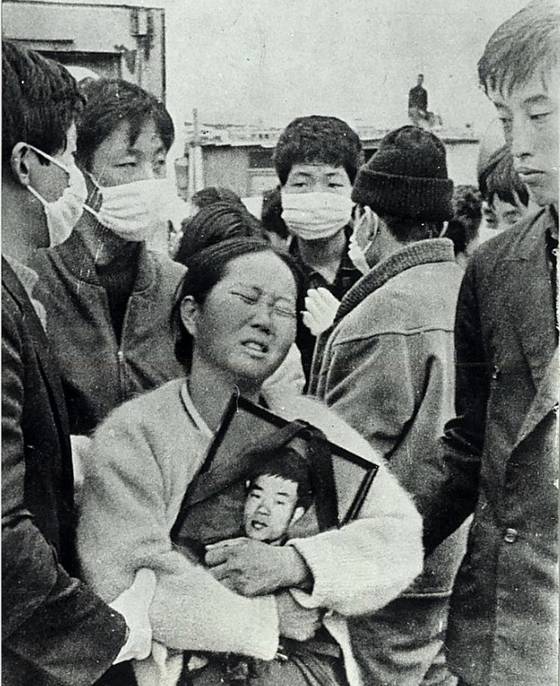 전태일의 어머니 이소선 여사가 1970년 아들의 영정을 들고 오열하고 있다. [사진 전태일기념관, 중앙포토]