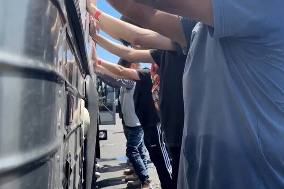 지난 4일(현지시간) 미국 조지아주 엘라벨에 있는 현대차-LG에너지솔루션 공장에서의 이뤄진 대규모 검거 과정에서 한국인 근로자들이 강제로 연행되고 있다. 연합뉴스