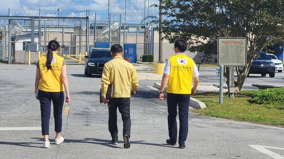 현지시간 6일 미국 조지아주 포크스턴에 위치한 불법 체류자 구금 시설에 수감된 한국인 근로자들은 푸른색 죄수복을 입고 추가 조사를 받은 것으로 중앙일보 취재 결과 확인됐다. 조기중 워싱턴 총영사가 이날 시설의 관계자들과 면담하기 위해 현장을 방문했다. 포크스턴=강태화 특파원