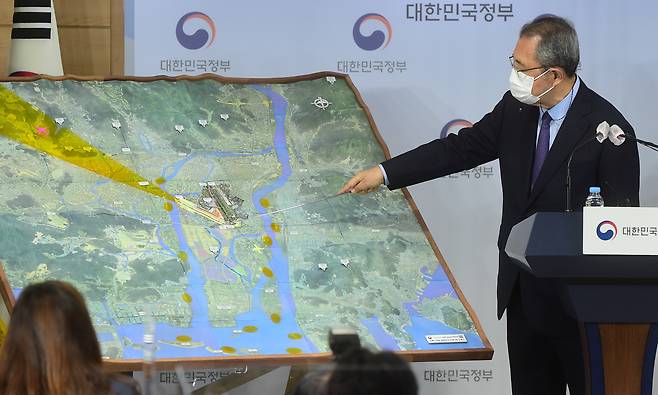 2020년 11월 17일 김수삼 김해신공항 검증위원장이 검증 결과를 발표하고 있다. 뉴스1