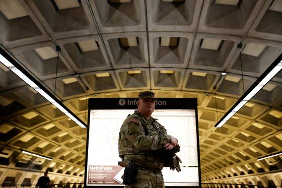 현지시간 8일 미국 워싱턴DC에 배치된 오하이오주 방위군 대원이 맥퍼슨 스퀘어 지하철역을 순찰을 하고 있다. 로이터=연합뉴스