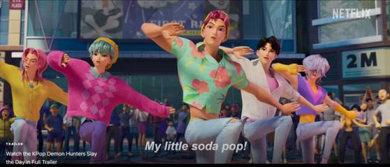 '케이팝 데몬 헌터스'의 보이그룹 사자보이즈가 춤과 노래로 사람들을 유혹하는 장면. 사진 넷플릭스