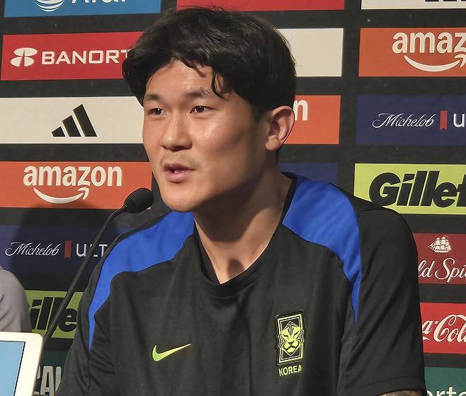 축구 국가대표팀 수비의 '핵심' 김민재가 9일 미국 테네시주 내슈빌의 지오디스파크에서 열린 멕시코와의 친선경기 공식 기자회견에서 취재진 질문에 답하고 있다. [연합뉴스]