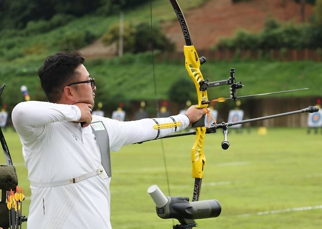 ▲ 9일 광주 남구 광주국제양궁장에서 열린 2025 세계양궁선수권대회 리커브 개인전 예선에서 대한민국 김우진이 화살을 쏘고 있다 [연합뉴스]
