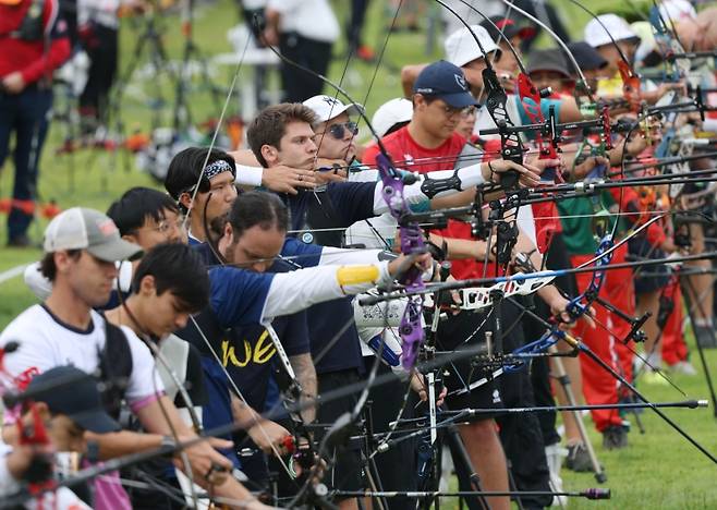 ▲ 9일 광주 남구 광주국제양궁장에서 열린 2025 세계양궁선수권대회 리커브 개인전 예선에서 각국 선수들이 화살을 쏘고 있다 [연합뉴스]
