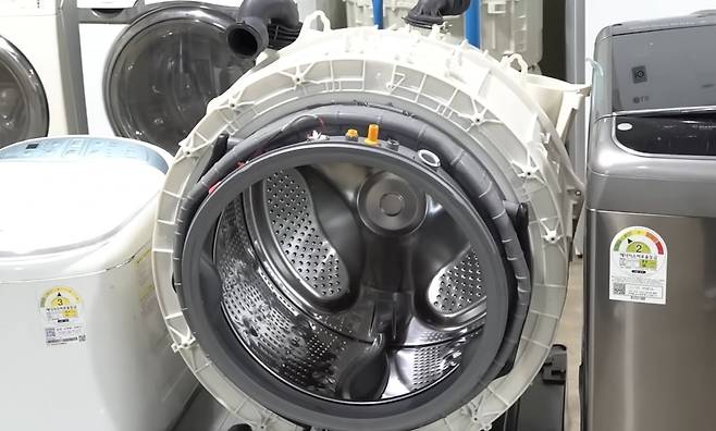 드럼 세탁기 내부 모습. 사진=지식인사이드 유튜브 채널 영상 갈무리