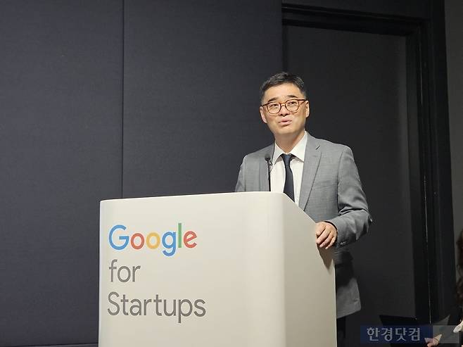유영석 구글코리아 커뮤니케이션 총괄이 9일 서울 강남구 오토웨이타워에서 열린 '구글 지도 기자 간담회'에서 발표하고 있다. 사진=박수빈 기자
