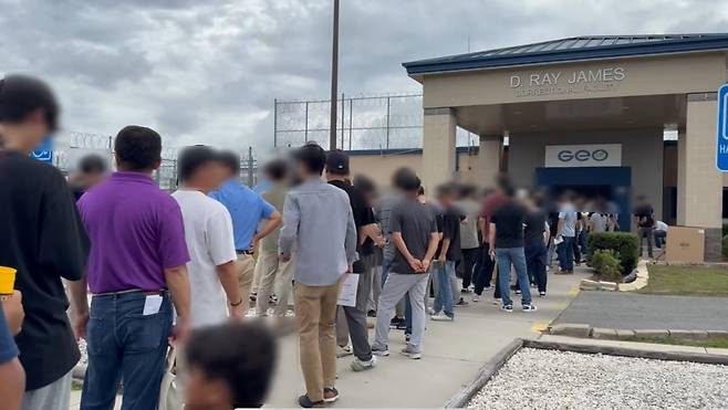9월 7일(현지 시간) 미 조지아주 포크스턴의 이민세관단속국(ICE) 구금시설 앞에서 관계사 직원들이 면담을 기다리고 있다. 사진=연합뉴스