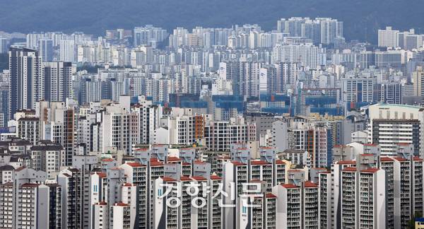 이재명 정부가 첫 부동산 공급대책을 발표한 지난 7일 서울 남산전망대에서 바라 본 서울 강북 일대의  아파트 단지.  서성일 선임기자