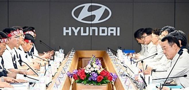 현대자동차 노사 대표가 지난 6월 18일 울산공장에서 올해 임금 및 단체협약 상견례를 열고 있다. 현대차 제공