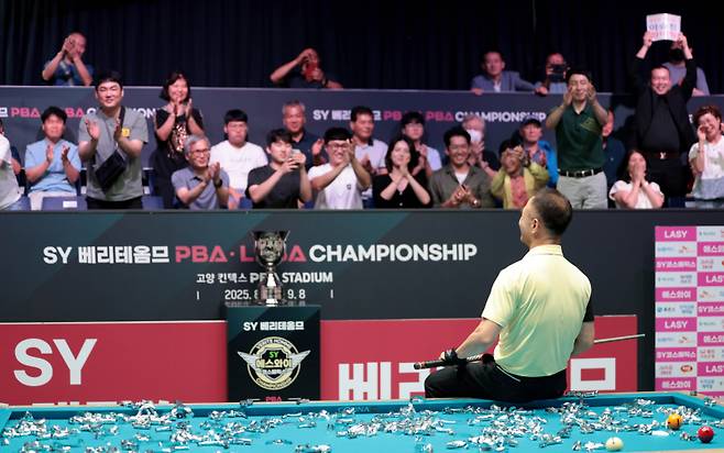 우승 직후 당구 테이블에 앉아 관중석과 교감하는 이승진. PBA 제공