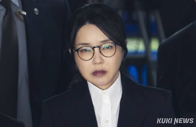 윤석열 전 대통령 부인 김건희 여사가 지난달 12일 서울 서초구 서울중앙지법에서 열린 구속 전 피의자 심문(영장실질심사)을 마치고 법원을 나서고 있다. 사진공동취재단