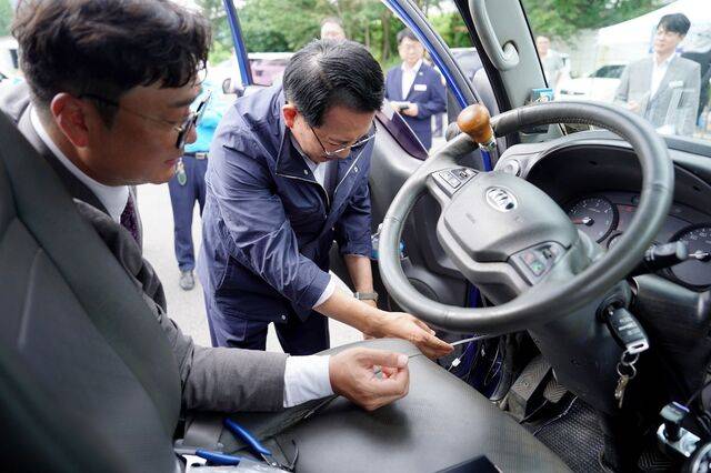 충남 서산시 종합운동장에서 관계자들이 한 고령운전자 차량에 설치된 페달 오조작 방지 장치를 살펴보고 있다. 서산시 제공