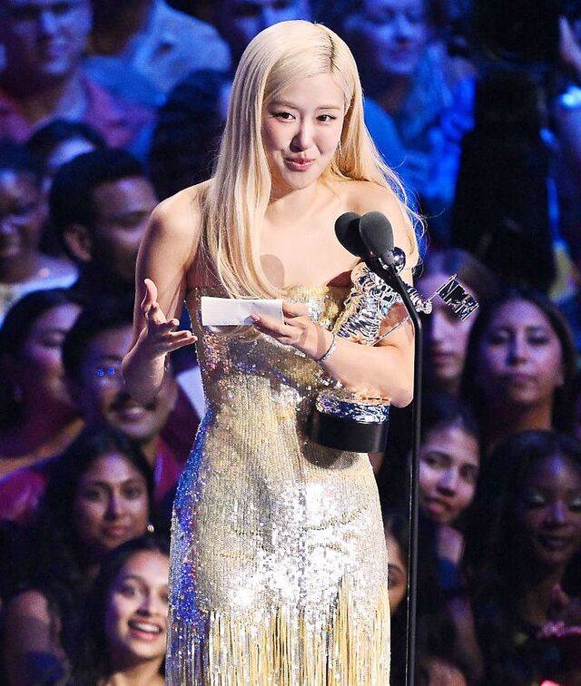 블랙핑크의 로제가 8일(한국시간) 미국 뉴욕 UBS 아레나에서 열린 ‘2025 MTV 비디오 뮤직 어워즈’(MTV VMA)에서 ‘올해의 노래’ 트로피를 안은 채 수상소감을 말하고 있다. AFP연합뉴스