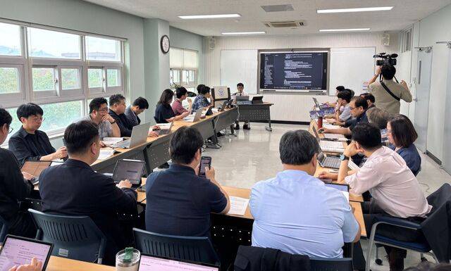 기장 소속 목회자들이 8일 서울 강북구 한신대 신학대학원에서 열린 제4회 목회자 콘퍼런스에서 ‘AI를 활용한 설교 준비하기’ 강의를 경청하고 있다.