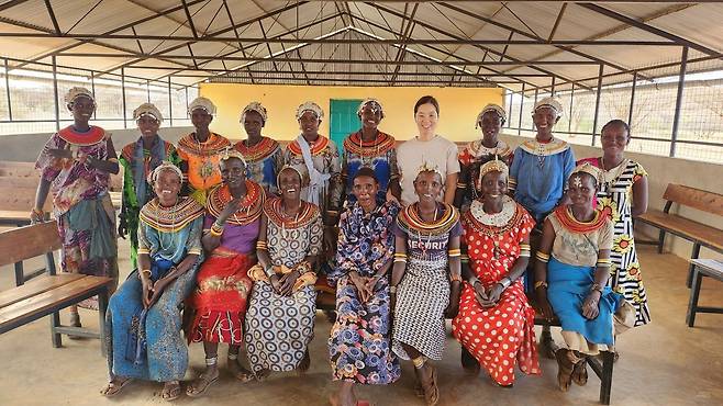 한지선 선교사가 마마기도모임에서 둡사하이 마을 과부들과 찍은 사진. 한 선교사 제공