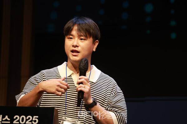 ▲김인식 스튜디오 모닥 PD가 지난 4일 미디어오늘이 주최한 2025 미디어의 미래 콘퍼런스에서 발표하는 모습. 사진=김용욱 기자