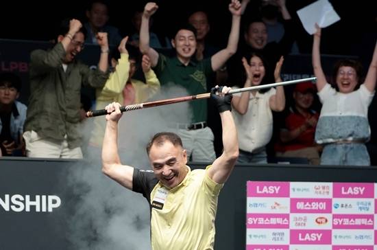 이승진이 ‘언더독 신화’를 쓰며 7시즌만에 PBA투어에서 첫 우승을 차지했다. 우승을 확정한 이승진이 큐를 번쩍 들고 환호하고 있다. (사진=PBA)