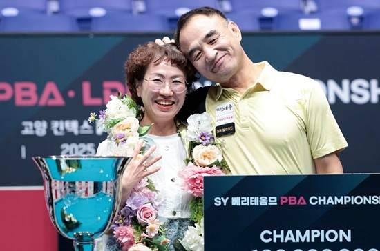 이승진이 천진난만한 표정으로 아내와 함께 기념촬영하고 있다. (사진=PBA)