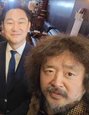 곽상언 의원이 지난해 5월 김어준의 뉴스공장에 출연해 함께 사진을 찍은 모습. [사진  = 김어준의 뉴스공장 sns]