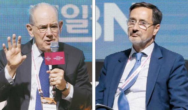 9일 세계지식포럼 '세계경제질서와 APEC 발전방안' 세션에서 존 미어샤이머 시카고대 교수(왼쪽)와 로빈 니블릿 채텀하우스 석좌연구원이 대화하고 있다.  김호영 기자