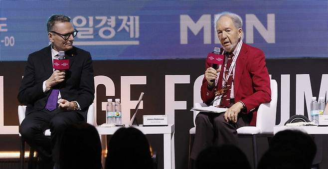 9일 세계지식포럼에서 재러드 다이아몬드 UCLA 명예교수(오른쪽)와 제임스 로빈슨 시카고대 교수가 ‘뉴 오디세이:대전환기에 필요한 지도와 규칙’ 세션 연사로 나섰다. 둘은 현대 문명과 국가의 흥망이란 주제를 두고 한 치의 양보 없는 토론을 벌였다. [김호영 기자]