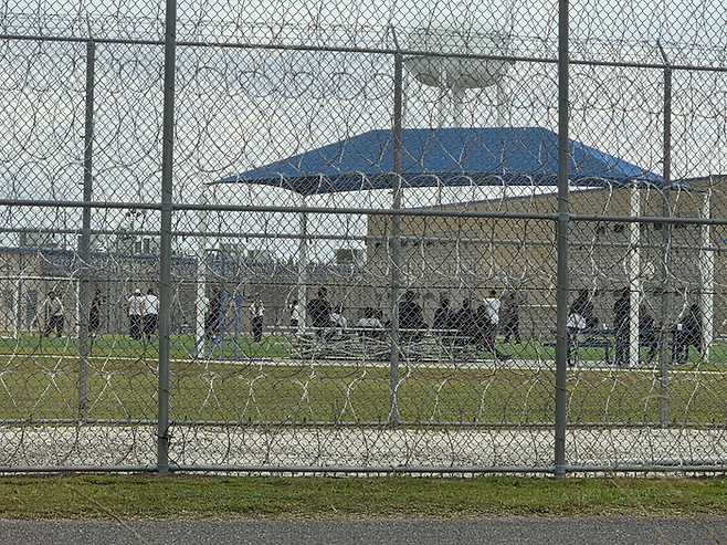 8일(현지시간) 미국 조지아주 포크스턴의 구금시설에서 구금자들이 휴식시간에 야외활동을 하고 있다. 이들은 한국인이 아닌, 다른 국적의 구금자로 보인다. [포크스턴(미국) = 최승진 특파원]