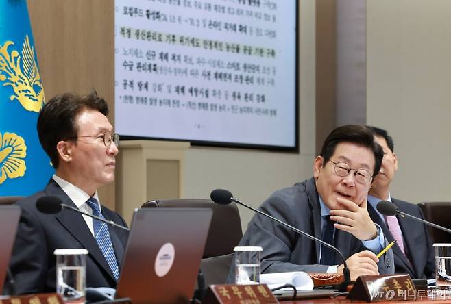 [서울=뉴시스] 고범준 기자 = 이재명 대통령이 9일 서울 용산 대통령실 청사에서 열린 제41회 국무회의에서 민생경제 회복·안정 대책 토론 중 윤호중 행정안전부 장관의 발언을 듣고 있다. 2025.09.09. bjko@newsis.com /사진=고범준