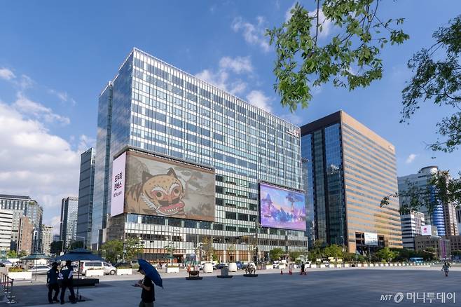 (서울=뉴스1) = 사진은 KT 광화문빌딩 웨스트 사옥 'KT 스퀘어' 전경. (KT 제공. 재판매 및 DB 금지) 2025.9.9/뉴스1  Copyright (C) 뉴스1. All rights reserved. 무단 전재 및 재배포,  AI학습 이용 금지. /사진=(서울=뉴스1)