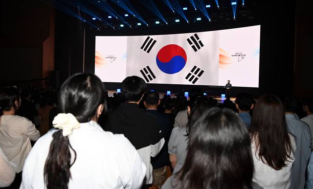 지난 7월 14일 서울 강남구 코엑스에서 열린 제2회 북한이탈주민의 날 기념식에서 참석자들이 국민의례를 하고 있다. 박윤슬 기자