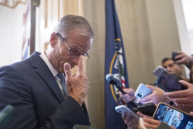 상원 공화당 대표인 존 튠 의원이 워싱턴 연방의사당에서 기자들과 만나 제프리 엡스타인 사건에 대해 발언하고 있다. AP·연합뉴스