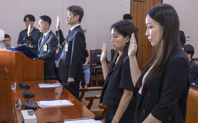 지난 5일 국회에서 열린 법제사법위원회 법안심사1소위원회에서 열린 검찰개혁 입법 청문회에서 서울남부지검에서 건진 전성배씨 관련한 수사를 담당했던 검사들과 압수수색 증거품인 ‘관봉권’을 관리했던 검찰 수사관들이 출석해 증인선서를 하는 모습.  사진 왼쪽부터 이희동 부산고검 검사(전 서울남부지검 1차장 검사), 박건욱 대구지검 인권보호관(전 서울남부지검 부장검사), 김정민ㆍ남경민 서울남부지검 수사관. 연합뉴스