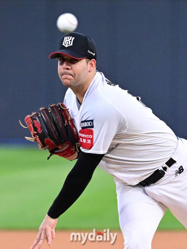 2025년 9월 3일 오후 경기도 수원KT위즈파크에서 열린 '2025 신한 SOL뱅크 KBO 리그' 롯데 자이언츠와 KT 위즈의 경기. KT 선발투수 헤이수스가 역투하고 있다./마이데일리