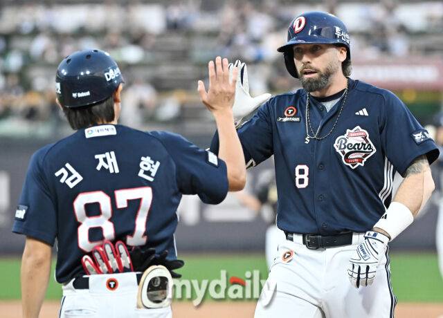 9일 오후 경기도 수원시 조원동 수원KT위즈파크에서 열린 '2025 프로야구 KBO리그' KT위즈와 두산베어스의 경기. 두산 케이브가 1회초 무사 1,2루서 1타점 적시타를 터뜨린 뒤 환호하고 있다./수원=송일섭 기자