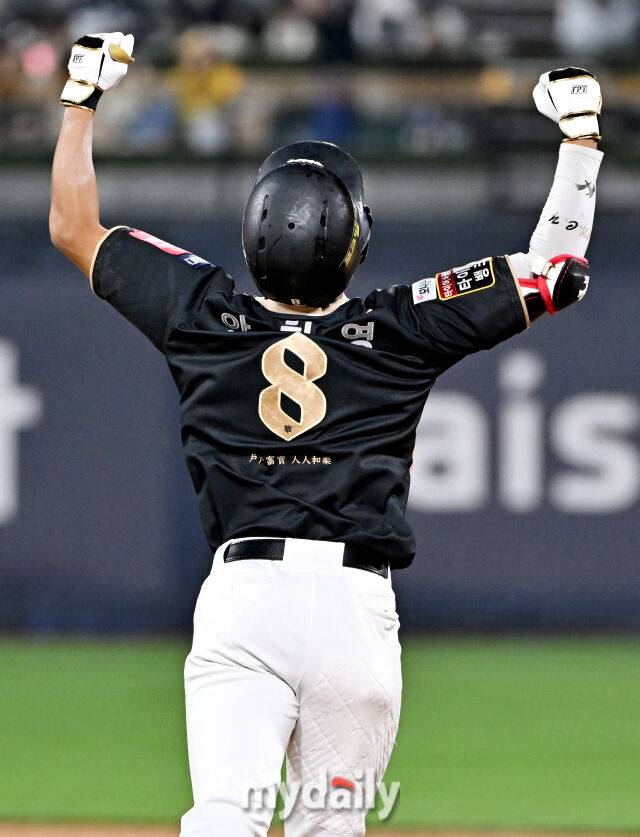 9일 오후 경기도 수원시 조원동 수원KT위즈파크에서 열린 '2025 프로야구 KBO리그' KT위즈와 두산베어스의 경기. KT 안치영이 3회말 2사 1루서 2점 홈런을 터뜨린 뒤 환호하고 있다./수원=송일섭 기자