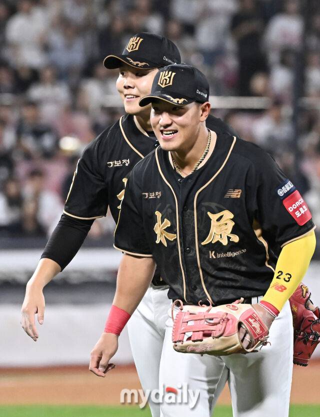 9일 오후 경기도 수원시 조원동 수원KT위즈파크에서 열린 '2025 프로야구 KBO리그' KT위즈와 두산베어스의 경기. KT 소형준과 안현민이 6회초 2사 1,2루서 두산 박준순의 안타때 2루 주자 케이브가 홈에서 아웃되자 환호하고 있다./수원=송일섭 기자