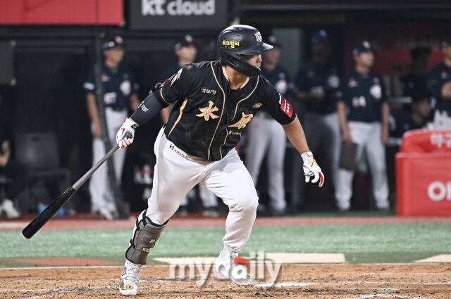 9일 오후 경기도 수원시 조원동 수원KT위즈파크에서 열린 '2025 프로야구 KBO리그' KT위즈와 두산베어스의 경기. KT 강백호가 7회말 1사에서 안타를 치고 있다./수원=송일섭 기자