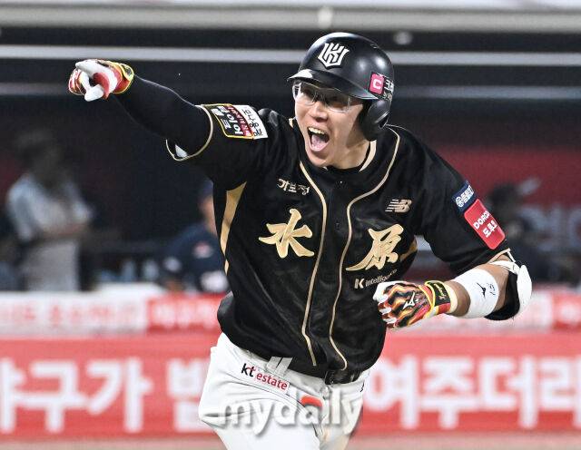 9일 오후 경기도 수원시 조원동 수원KT위즈파크에서 열린 '2025 프로야구 KBO리그' KT위즈와 두산베어스의 경기. KT 허경민이 7회말 2사 2,3루서 3점 홈런을 터뜨린 뒤 환호하고 있다./수원=송일섭 기자