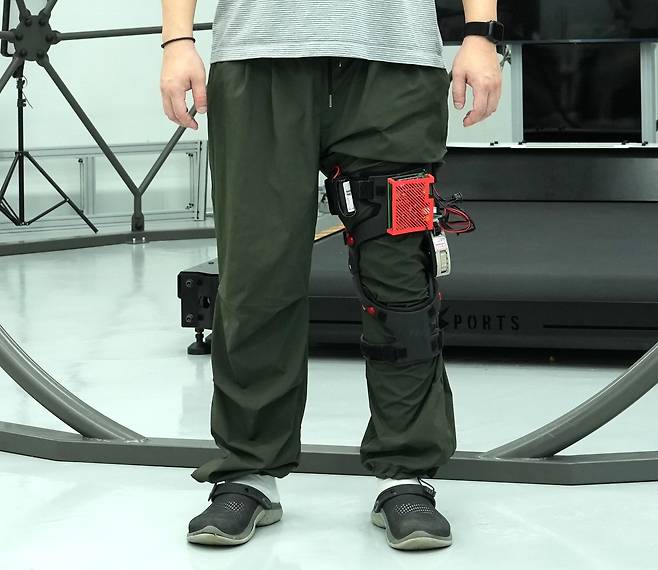 무릎 보조로봇 AirKNEE 착용 모습.[한국생산기술연구원 제공]