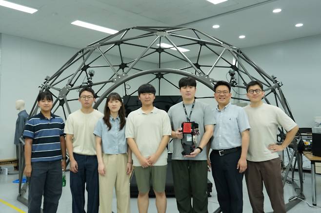 ·이번 연구를 수행한 연구진. 배민성(왼쪽부터) 한양대 학생, 장윤혁·김성은·김시우·박승태 과학기술연합대학원대학교(UST) 학생, 안범모 수석연구원, 신원석 선임연구원.[한국생산기술연구원 제공]