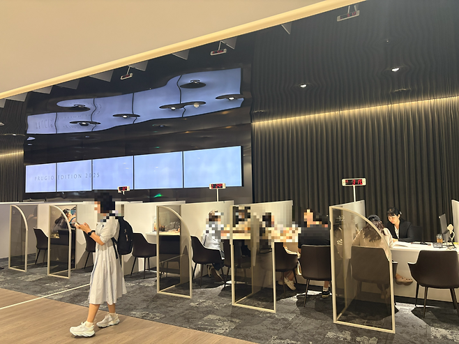 한 견본주택 방문객들이 상담창구에서 대기하며 대출 및 청약 상담을 받는 모습. 정주원 기자