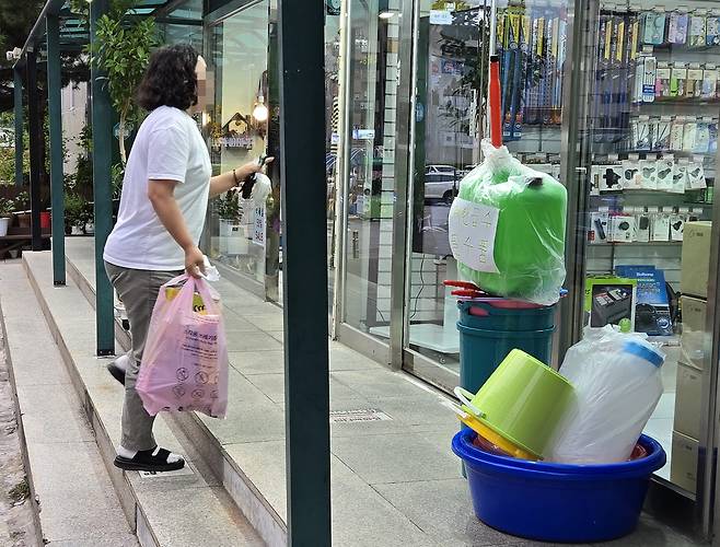 9일 최악 가뭄으로 강원 강릉지역에 단수 사태가 속출하는 가운데 시내 한 생활용품점이 제한급수 필수품을 모아 놓고 팔고 있어 눈길을 끌고 있다. [연합뉴스]