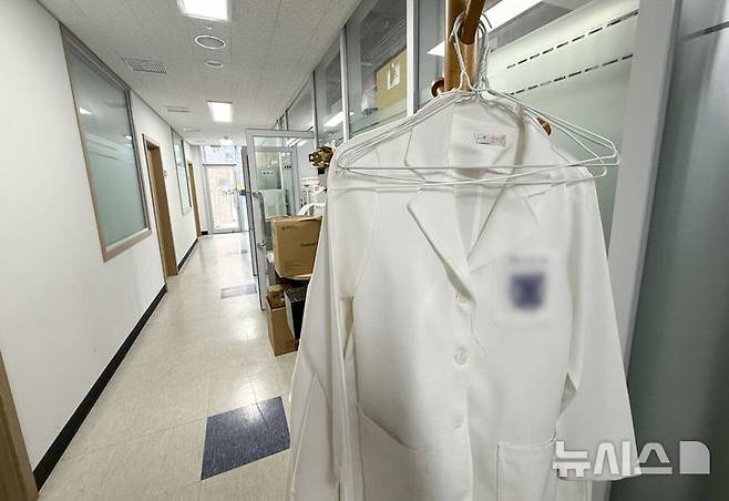 [서울=뉴시스] 김근수 기자 = 의대 증원에 반발해 학교를 떠났던 의대생이 2학기 복귀를 앞둔 가운데 7월 23일 서울 시내의 의대 실습실 앞에 흰 가운이 걸려 있다. 2024.07.23. ks@newsis.com