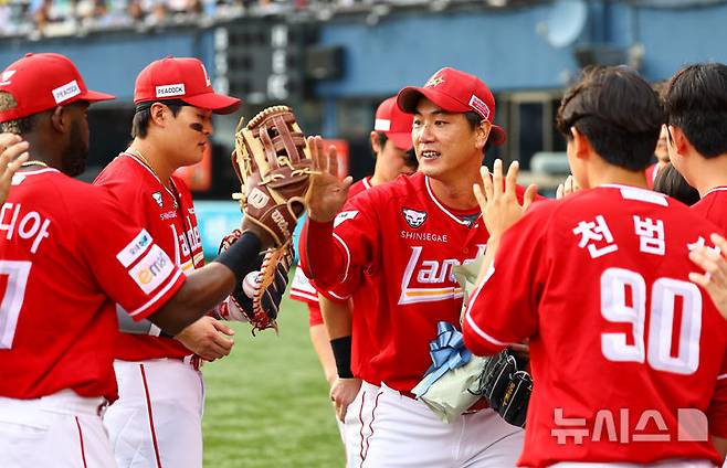 [서울=뉴시스] 최진석 기자 = 7일 서울 잠실야구장에서 ‘2025 KBO리그’ SSG 랜더스와 LG 트윈스의 경기, SSG 김광현이 KBO리그 역대 3번째 2000탈삼진 기록을 세운 후 동료들의 축하를 받고 있다. 2025.09.07. myjs@newsis.com