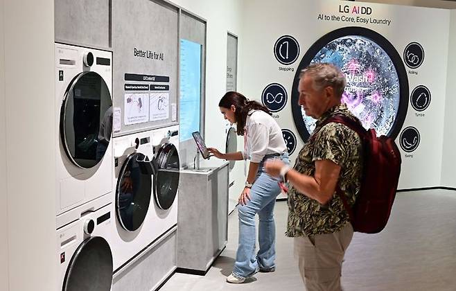 [서울=뉴시스] LG전자가 유럽 최대 가전 전시회 'IFA 2025'에 참가해 일상으로 다가온 'LG AI홈' 솔루션을 공개했다. LG전자는 유럽 고객의 라이프스타일에 최적화된 LG전자의 AI 가전 신제품과 실생활에서 바로 활용할 수 있는 'LG AI 홈' 솔루션 등을 선보여 관람객들의 눈길을 사로잡았다.  (사진=LG전자 제공) 2025.09.07. photo@newsis.com *재판매 및 DB 금지