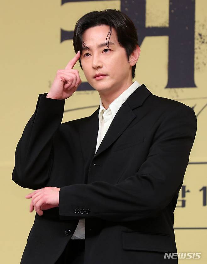 [서울=뉴시스] 김혜진 기자 = 배우 권율이 24일 오후 서울 목동 SBS 사옥에서 진행된 SBS 새 금토드라마 '커넥션' 제작발표회에서 포즈를 취하고 있다. 2024.05.24. jini@newsis.com