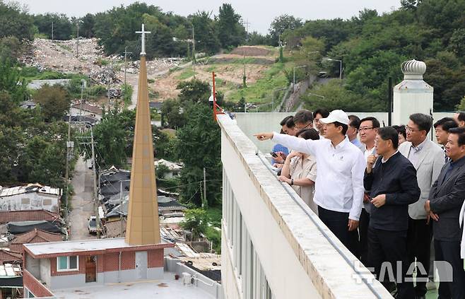 [서울=뉴시스] 황준선 기자 = 오세훈 서울시장이 9일 오전 서울 노원구 백사마을 재개발사업 현장을 방문해 현장을 둘러보고 있다. 2025.09.09. hwang@newsis.com
