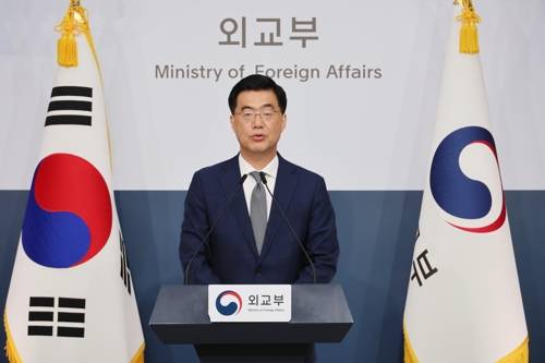 미 구금 사태 관련 질문에 답하는 이재웅 외교부 대변인 미 구금 사태 관련 질문에 답하는 이재웅 외교부 대변인 (서울=연합뉴스) 이정훈 기자 = 이재웅 외교부 대변인이 9일 서울 종로구 정부서울청사 별관에서 열린 정례브리핑에서 미국 조지아주 현대차그룹-LG에너지솔루션 합작 배터리 공장 건설 현장 한국인 구금 사태와 관련한 질문에 답하고 있다. 2025.9.9 uwg806@yna.co.kr (끝) <저작권자(c) 연합뉴스, 무단 전재-재배포, AI 학습 및 활용 금지>