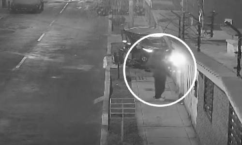 기자의 집에 폭발물을 집어 넣는 용의자 [NBC 보도화면 캡처]