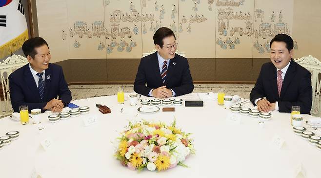 이재명 대통령이 8일 용산 대통령실에서 여야 지도부와 오찬 회동을 하고 있다. 왼쪽부터 더불어민주당 정청래 대표, 이 대통령, 국민의힘 장동혁 대표. 연합뉴스